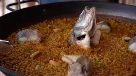 paella en la malvarrosa plato típico de valencia, españa, parte de la dieta mediterránea