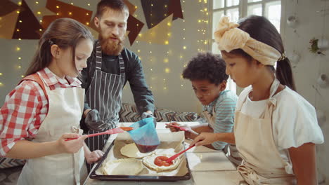 Kinder-Und-Koch-Bereiten-Pizza-Im-Koch-Meisterkurs-Zu