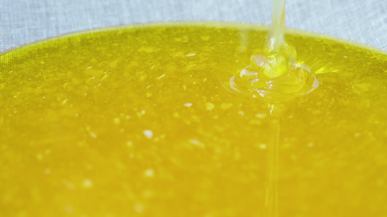 producción de miel en un pequeño apiario casero miel fresca sin filtrar fluye al filtro 4k video