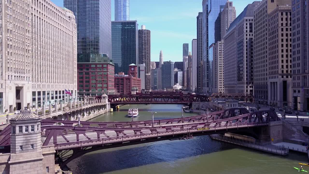 시카고 강 위의 공중과 시카고 다운타운의 리버보트