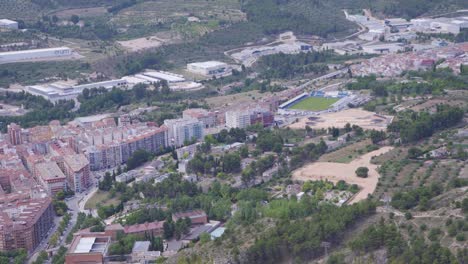 Suburbio-De-La-Ciudad-Residencial-Con-Estadio-De-Fútbol,-Alcoi,-Valencia,-España
