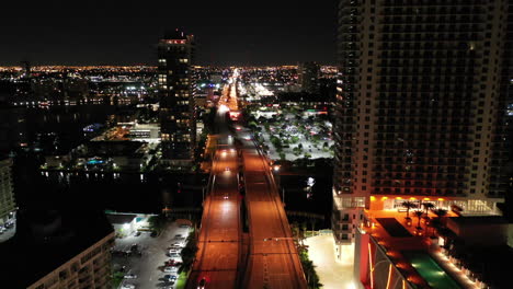 Una-Inclinación-Aérea-De-La-Vista-Nocturna-De-La-Ciudad-Sobre-Las-Calles-De-Miami