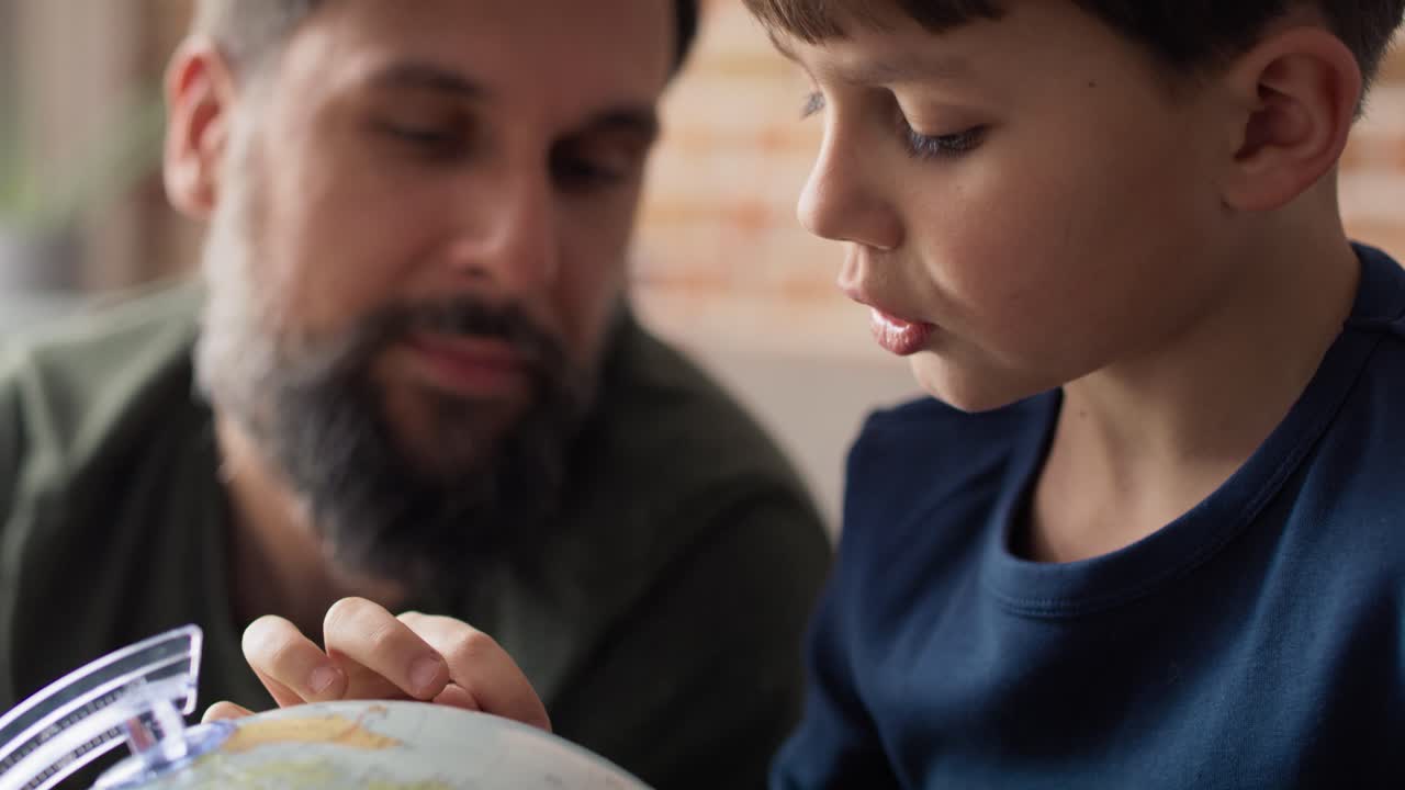 여행 계획 을 찾고 있는 아버지 와 아들 의 클로즈업 비디오
