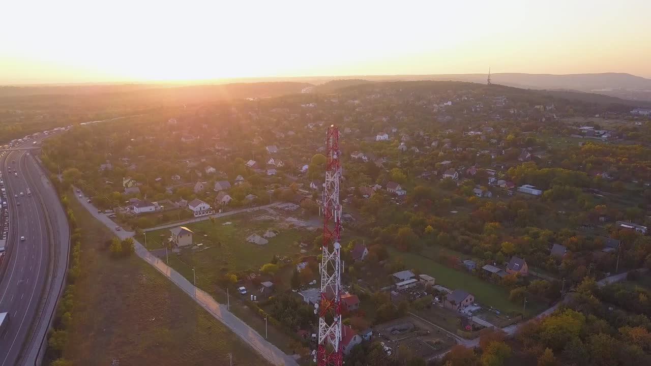 levantándose por una torre de telecomunicaciones en hungría