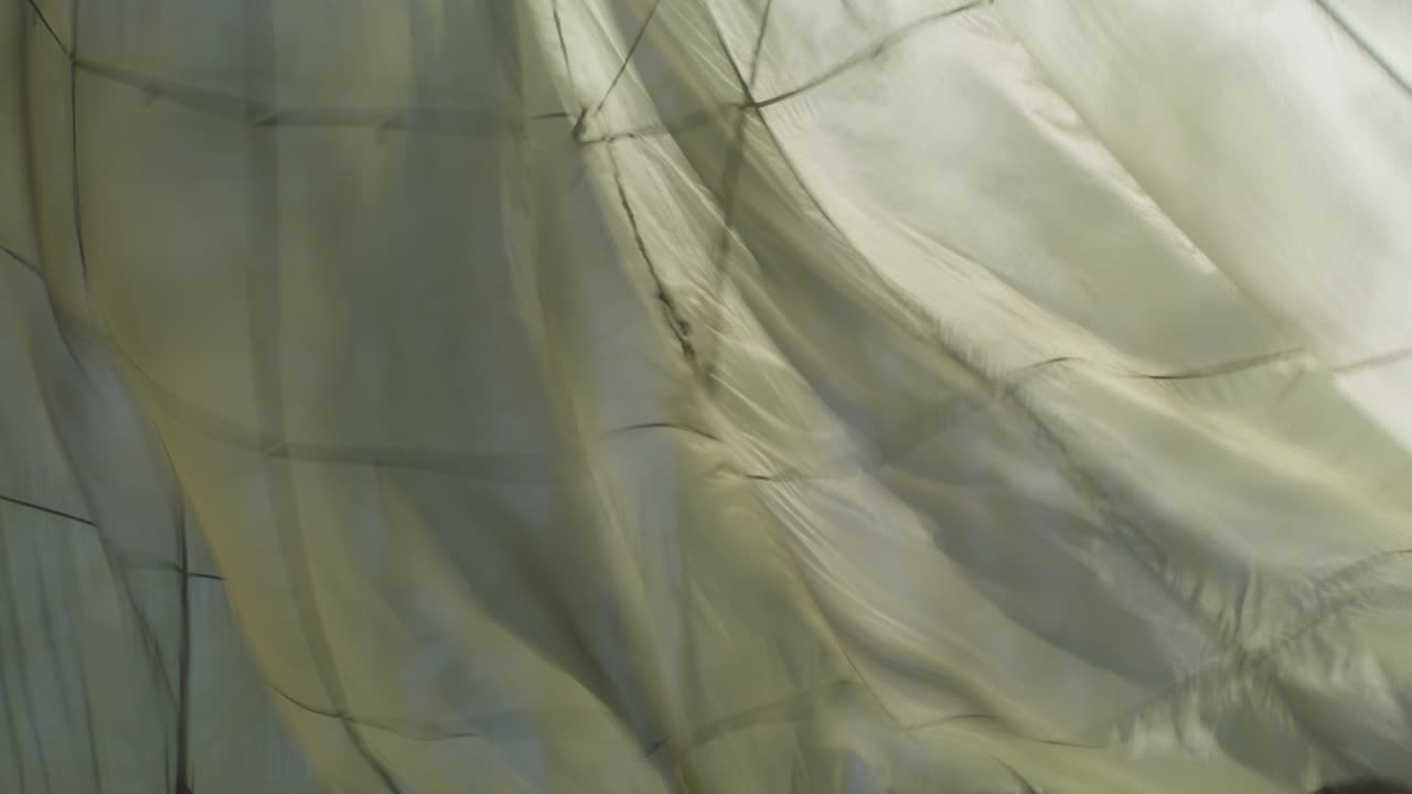 큰 텐트 천장이 바람에 흔들리고 있습니다.