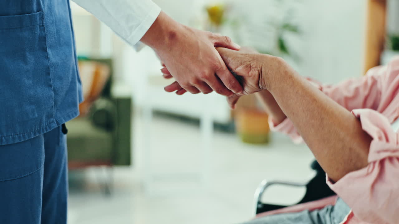 enfermera, mujer mayor y tomándose de la mano para consolarse