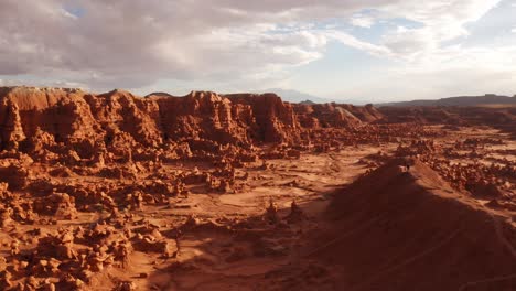 Utah-Goblin-Valley-State-Park-Drohne-Landschaft-Goldene-Stunde