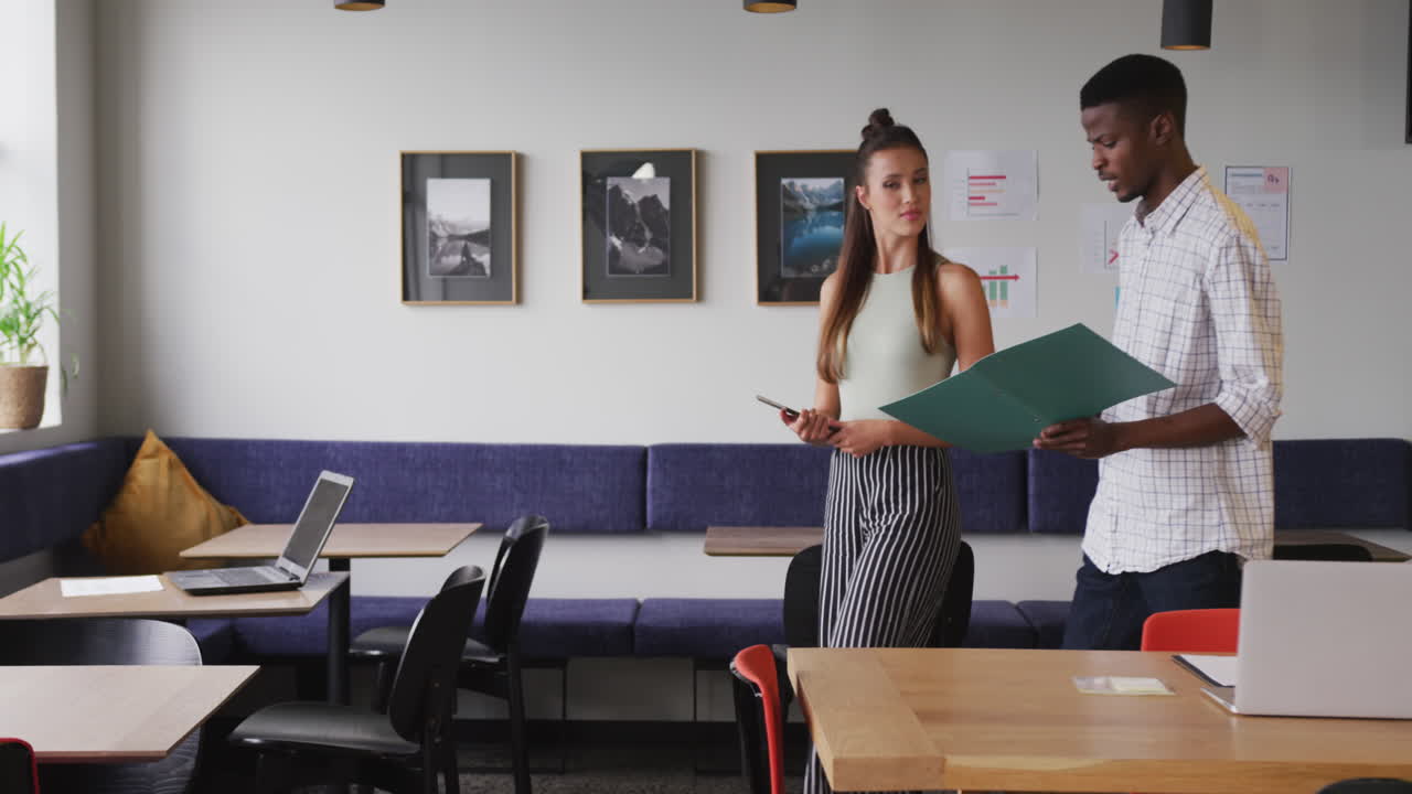 diversas personas de negocios felices discutiendo el trabajo durante una reunión en la oficina