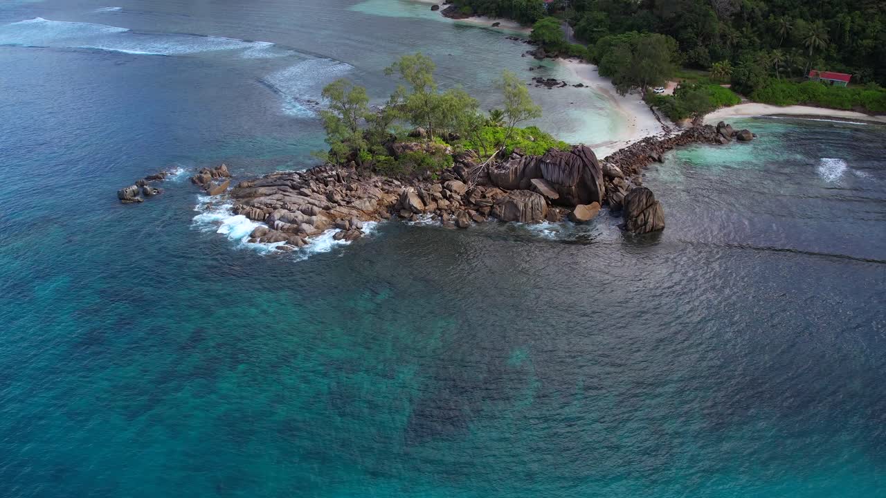 Ripresa con drone di rocce a Port Glaud, Mahé, Seychelles. Movimento rallentato.