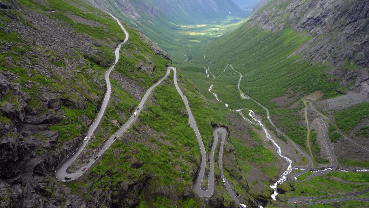 el camino de los trolls o el camino de los trolls es una carretera de montaña sinuosa.