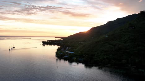 un cautivador amanecer en la bahía de cook en moorea, polinesia francesa