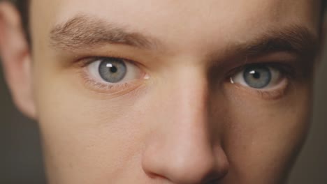 joven mirando demasiado cerca de la cámara con los ojos bien abiertos - primer plano extremo