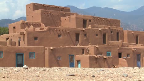 Establishing-shot-of-the-Taos-pueblo-New-Mexico-1