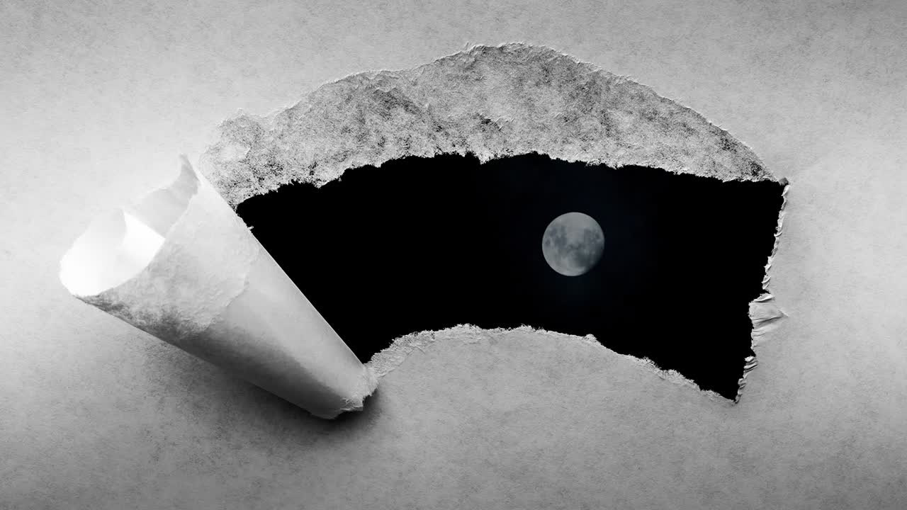 un video creativo de 4k de una luna llena brillante en el cielo nocturno con nubes flotantes, que es visible a través de un agujero con bordes rasgados en viejo papel vintage retro grunge.