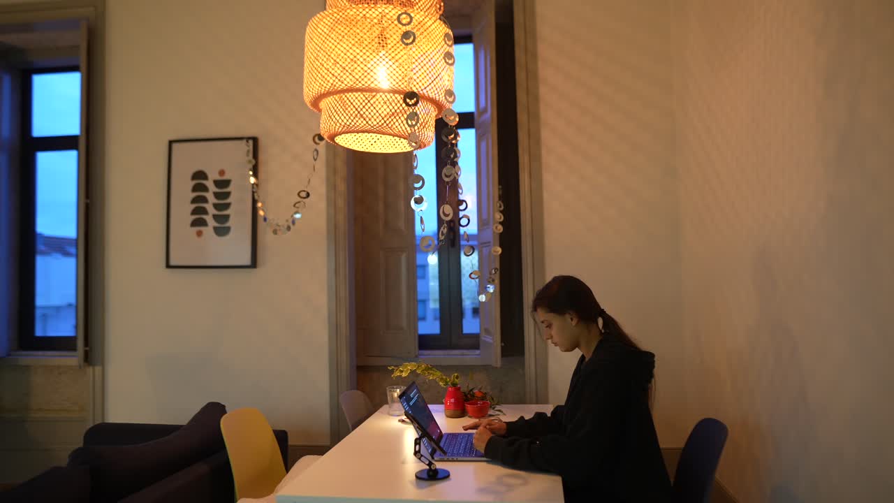 밤에 집에서 일하는 젊은 여성