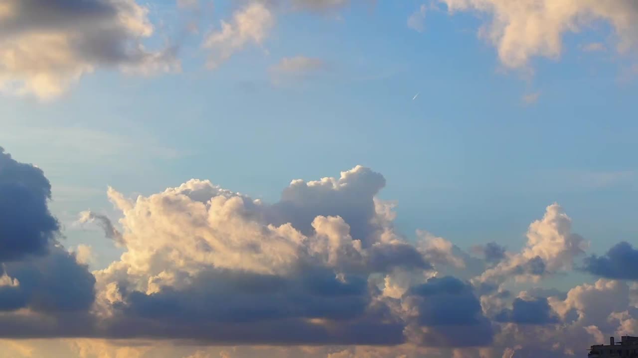 솜 털 구름과 푸른 하늘