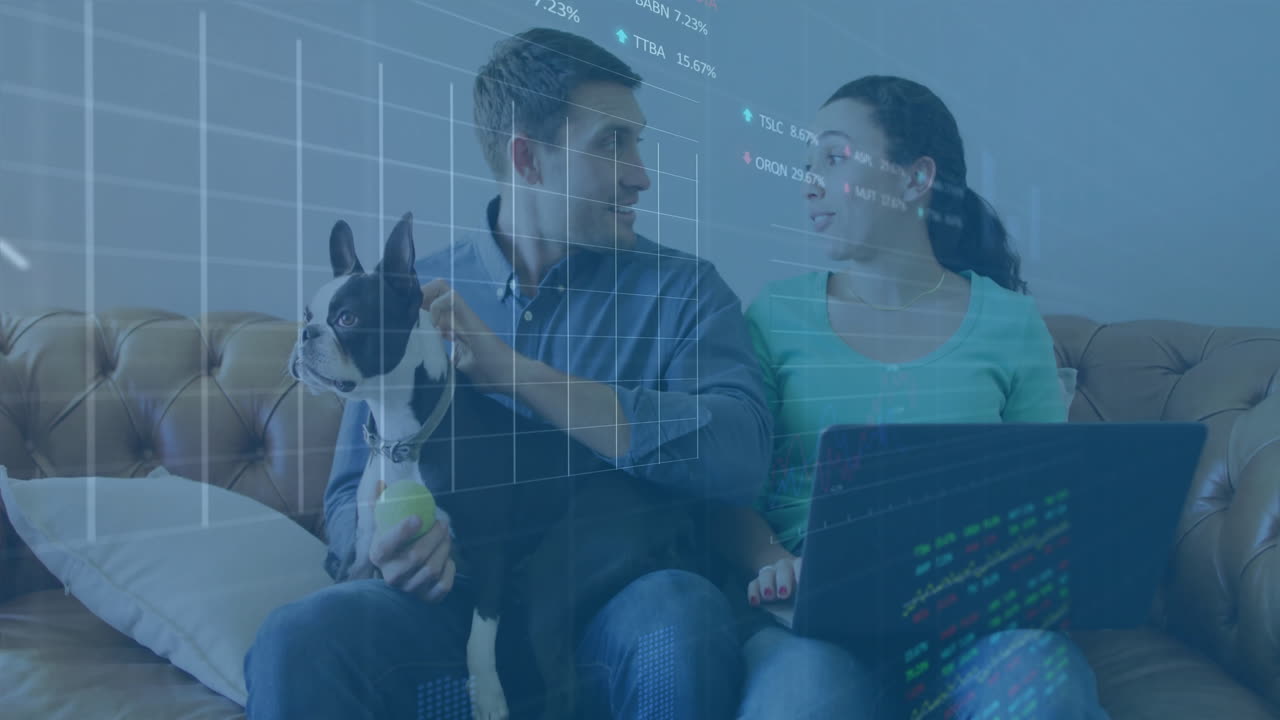 animación de datos del mercado de valores sobre una pareja con perro usando una computadora portátil en el sofá