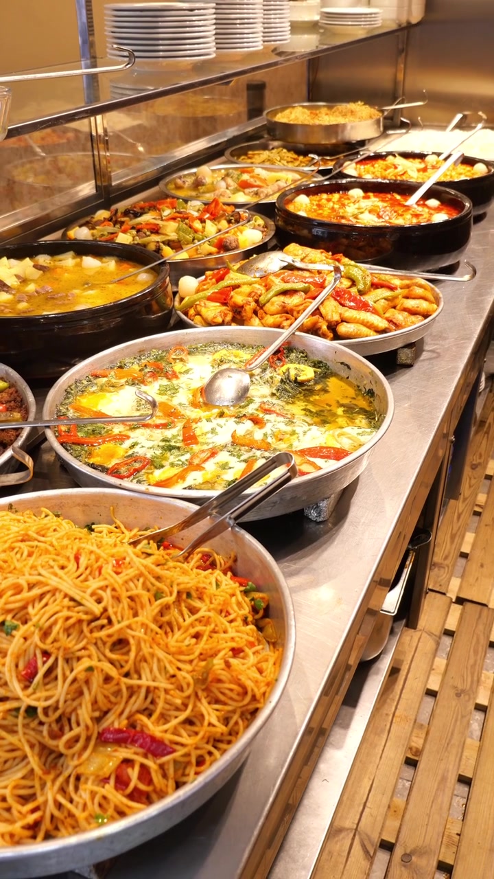 Abbondanti piatti caldi e pasta a un buffet di ristorante
