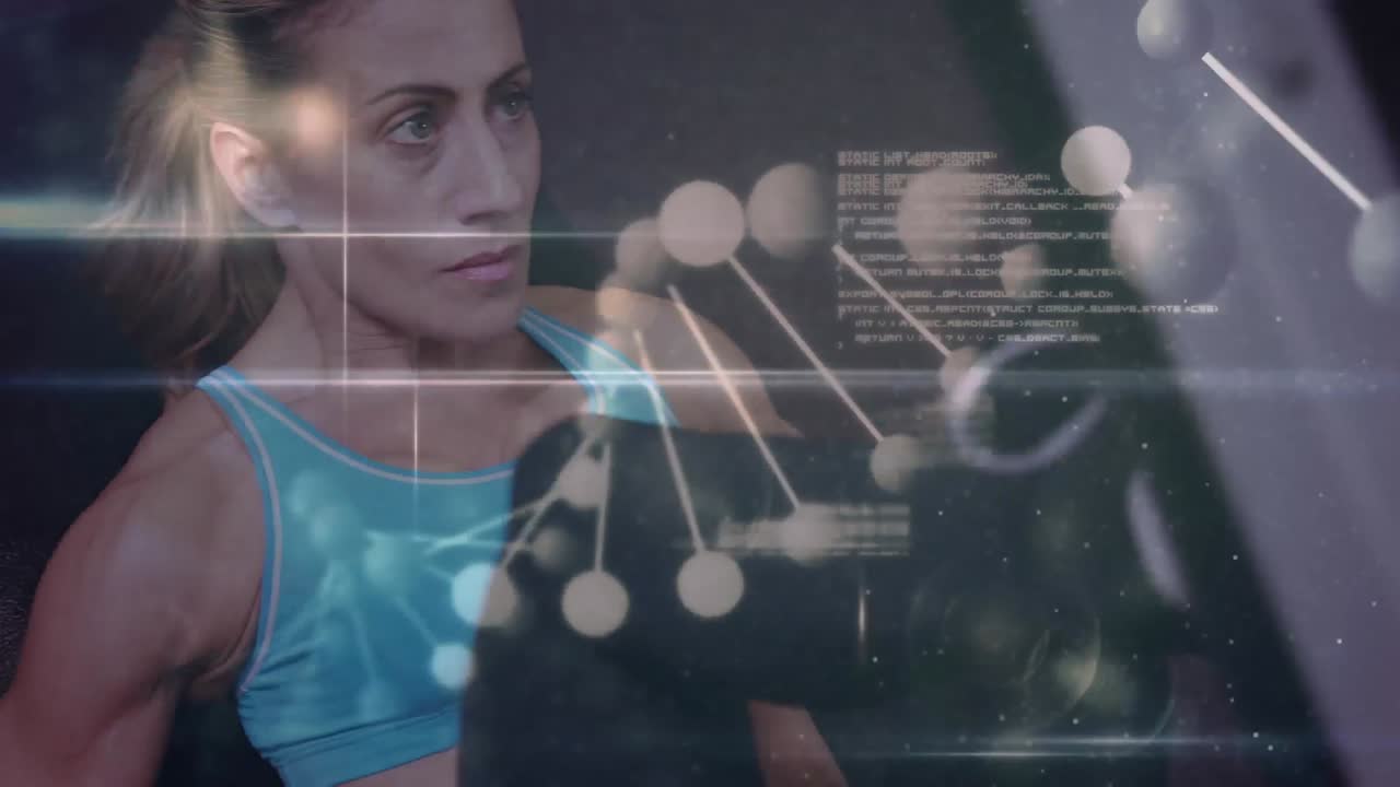 animación de la hilera de adn y procesamiento de datos sobre una mujer fuerte haciendo ejercicio