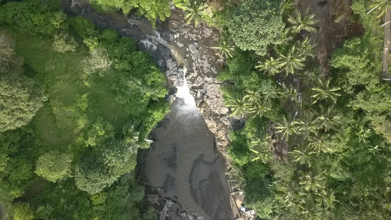 toma aérea ascendente desde la cascada de tegenungan en bali, indonesia
