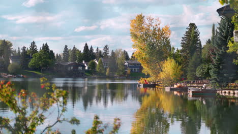 Vista-Tranquila-Junto-Al-Lago-En-Un-Día-Templado-De-Verano-En-Canadá