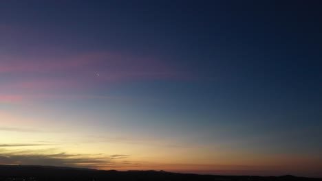 hermoso cielo colorido al atardecer con nubes y estrellas