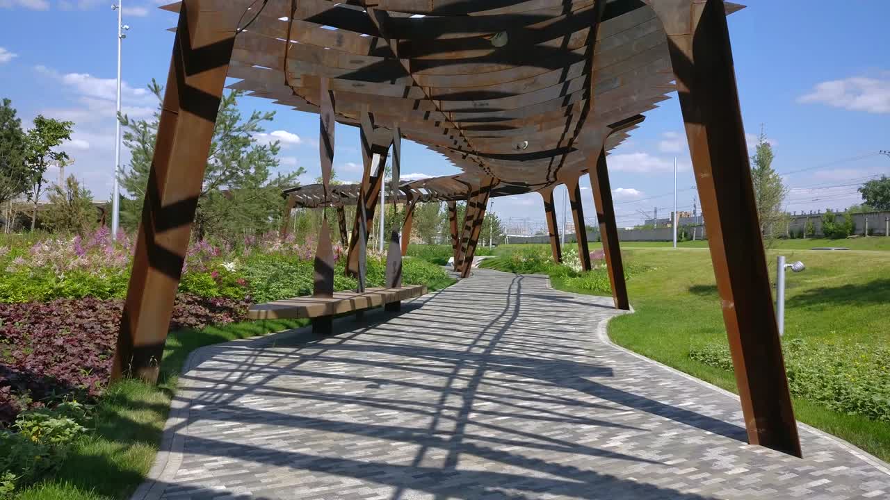 모스크바의 투펠레바 로차 아키텍처 파크 (tufeleva roscha architecture park) - 모스크바 랜드스케이프 파크 (landscape park) 에서 여름날 4k 타임 스 (time lapse)