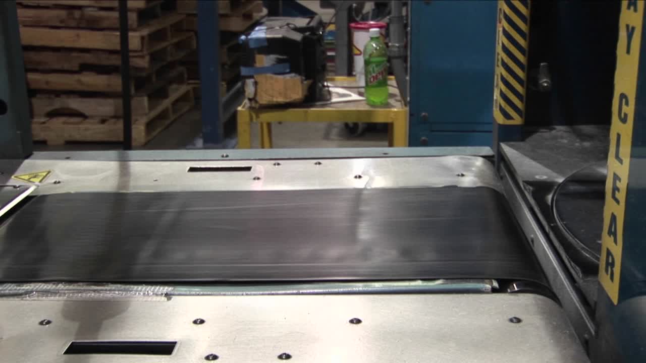 신문이 있는 조립 라인