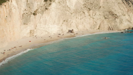 una vista aérea de una hermosa playa en grecia
