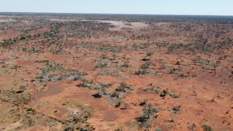 Drone-Volando-Sobre-Una-Propiedad-Hervidor-En-El-Remoto-Interior-De-Australia