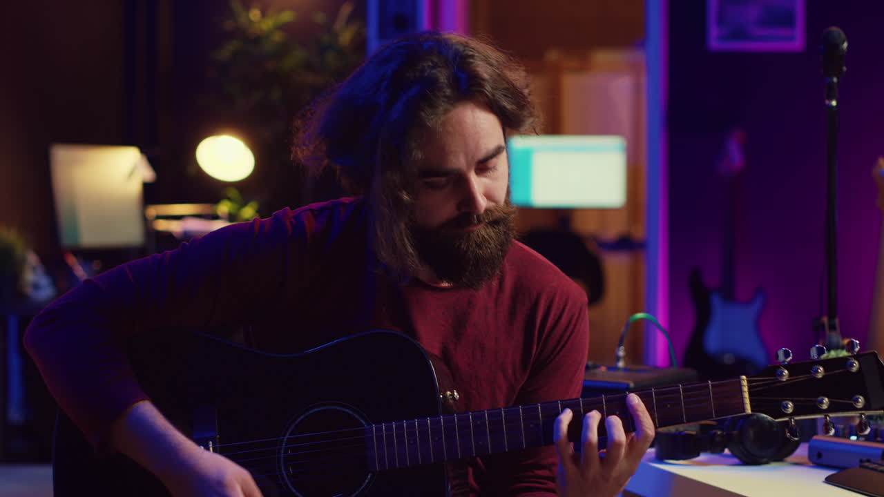 joven tocando la guitarra y creando música usando el software de equalizador daw