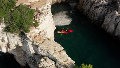 Antenne-Von-Touristen,-Die-Im-Meerwasser-In-Pula,-Istrien,-Kroatien-Kajak-Fahren---Drohnenaufnahme