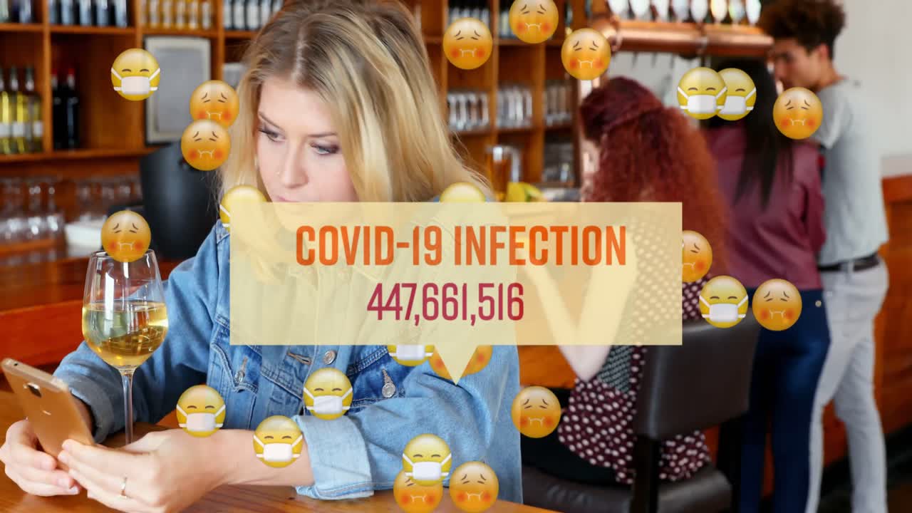 Donna caucasica che beve un bicchiere di vino in un bar con le parole 'Infezione da COVID19' e un numero su delle icone
