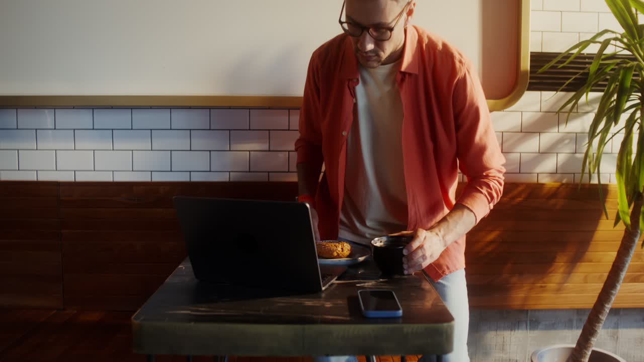 카페에서 일하는 남자