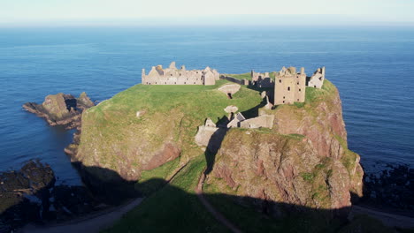 蘇格蘭的dunnottar城堡 (dunnottar castle) 建造的巨大的岩石在海洋中的廣<unk>景色