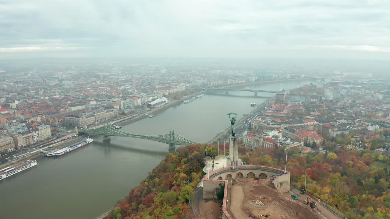 vista del río danubio, los puentes y la ciudad de budapest desde la estatua de la libertad, hungría