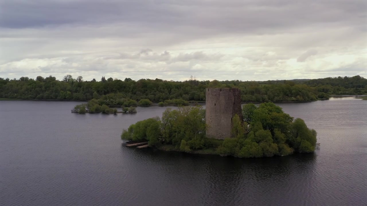 Slowmotion luftbåren kørselsoptagelse af Cloughoughter Slot, County Cavan, Irland
