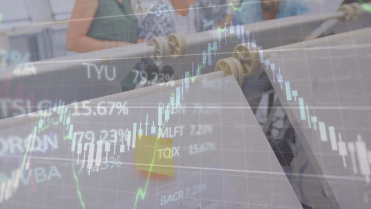 사무실에서 일하는 사업가들에 대한 금융 데이터 처리 활성화