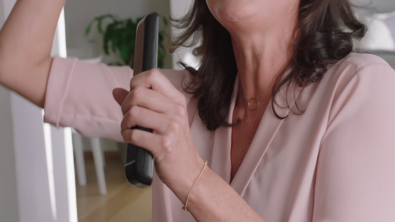 mujer feliz cantando en casa divirtiéndose disfrutando del karaoke mujer de mediana edad sana celebrando una jubilación exitosa