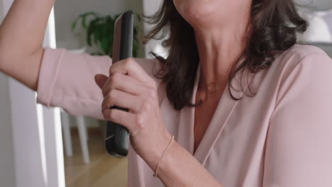 mujer feliz cantando en casa divirtiéndose disfrutando del karaoke mujer de mediana edad sana celebrando una jubilación exitosa