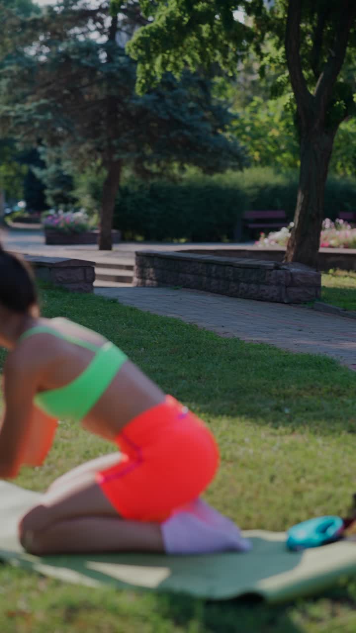 mujer haciendo yoga con su perro en un parque