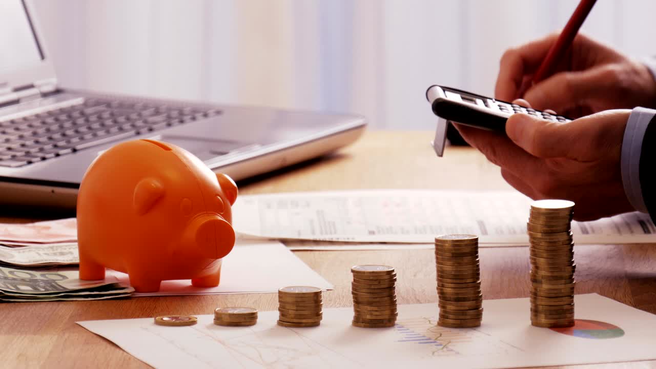 un hombre de negocios frustrado tacha el documento.