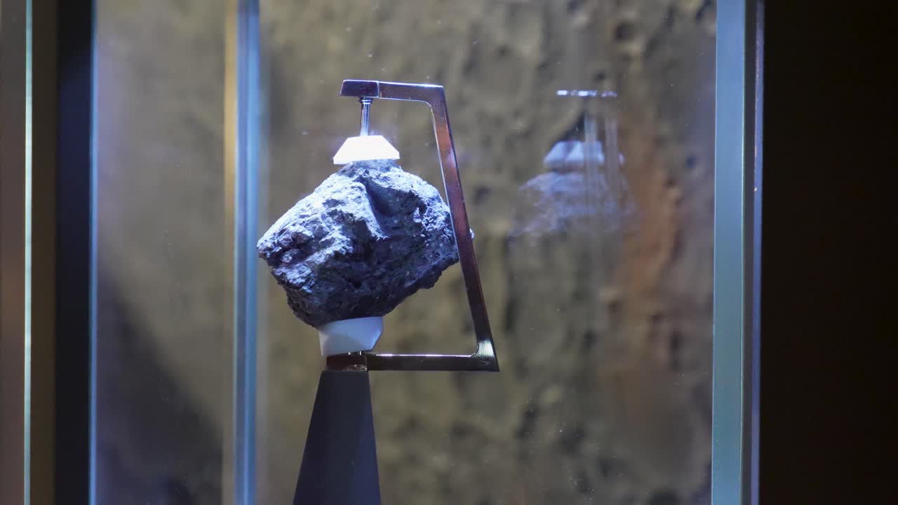 una roca lunar en exhibición en el observatorio griffith en los ángeles
