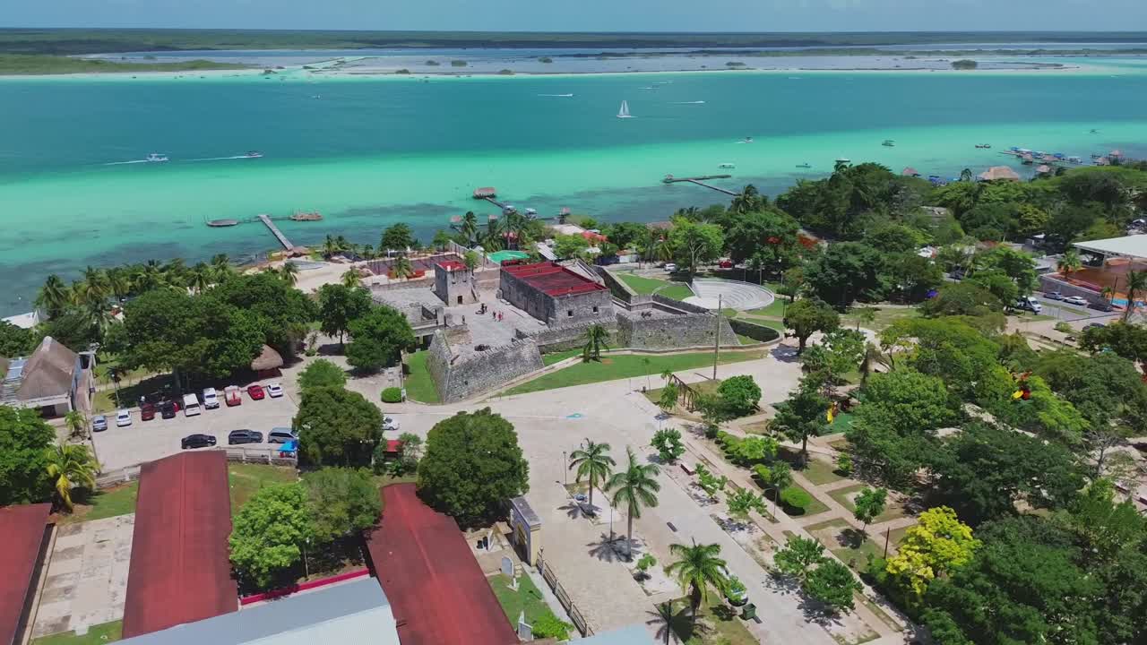 Pemandangan udara Benteng San Felipe di Bacalar dengan laguna pirus di latar belakang, tengara bersejarah di Quintana Roo, Meksiko