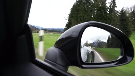 Un-Espejo-Lateral-Del-Coche-Conduciendo-Cerca-De-Los-Campos