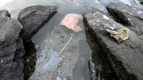 Flujo-De-Plástico-En-Agua-En-La-Piedra-De-Roca