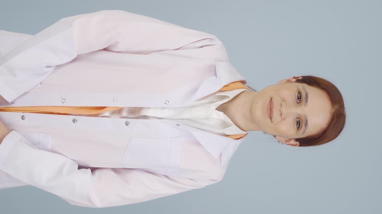 el video vertical del médico pide silencio.