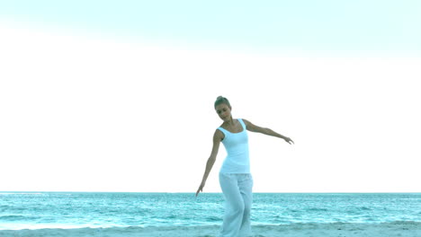 Mujer-Atractiva-Saltando-En-La-Playa