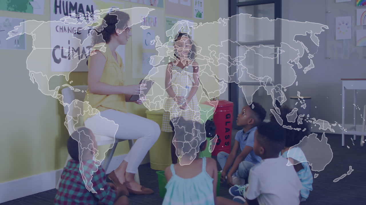 animación del mapa del mundo sobre una feliz maestra diversa con tableta y alumnos en la clase de ecología