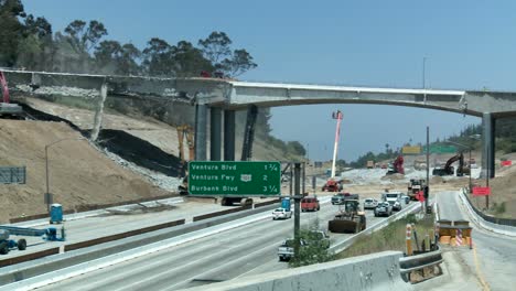 Weitblick-Auf-Schweres-Gerät,-Das-Einen-Teil-Einer-Brücke-über-Die-Autobahn-405-In-Los-Winkeln-Abreißt